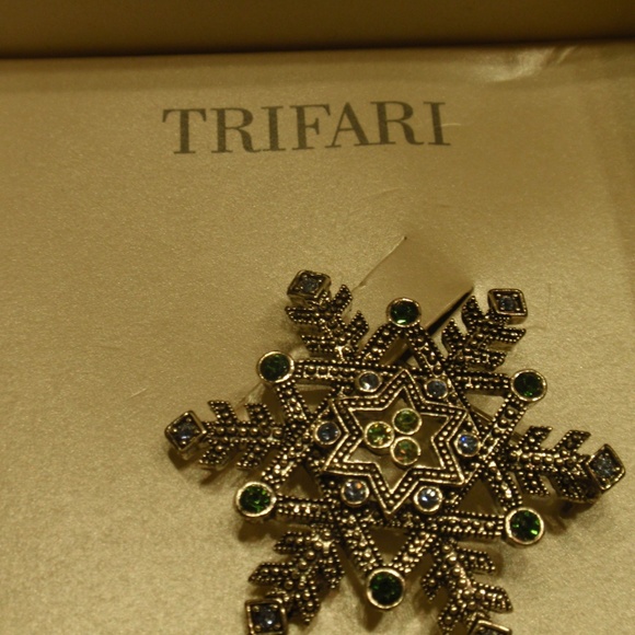 Trifari Snowflake Brooch with blue & green stones - Picture 2 of 7